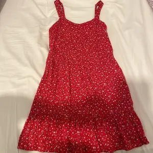 Jättefin röd klänning med blommönster från abercrombie. Den har storlek 13-14 men skulle säga att den är XS-S. Den är väldigt stretchig och har justerbara band. Säljs då den inte kommer till användning längre💗