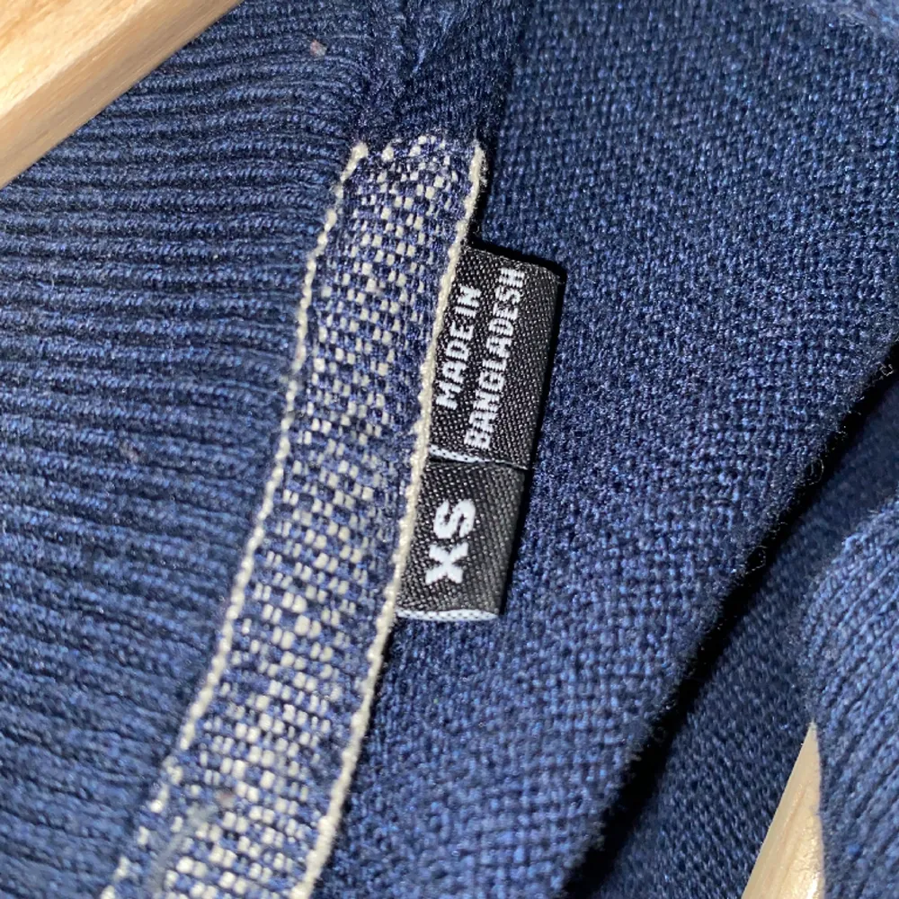En mörkblå Jack and Jones halfzip. Riktigt skön och bra kvalite. Säljer pga av att jag inte använder den längre. Tröjor & Koftor.