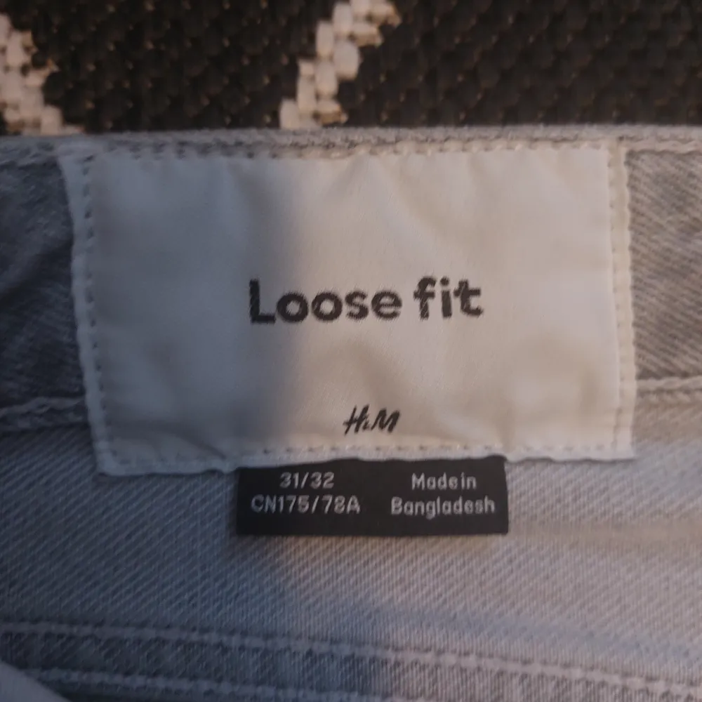 Säljer dessa loose fit jeans från HM. Är sparsamt använda och i toppenskick. Kommer ej till användning. 😄. Jeans & Byxor.