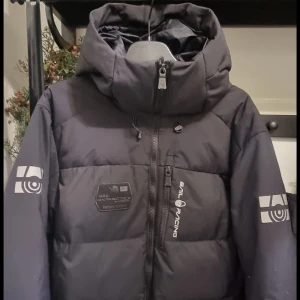 SAIL RACING herr - Säljer en sail racing jacka herr storlek M. använd fåtal gånger men skicket är fortfarande som nytt och inga defekter eller så. Fler bilder kan skickas. Nypris 4000kr. 