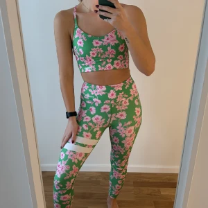 Set från Stronger endast provat  - Storlek XS i tights som lite stora och S i topp, går köpa delarna separat med 🧡 endast provat! Kostar tillsammans nytt över 1000kr 