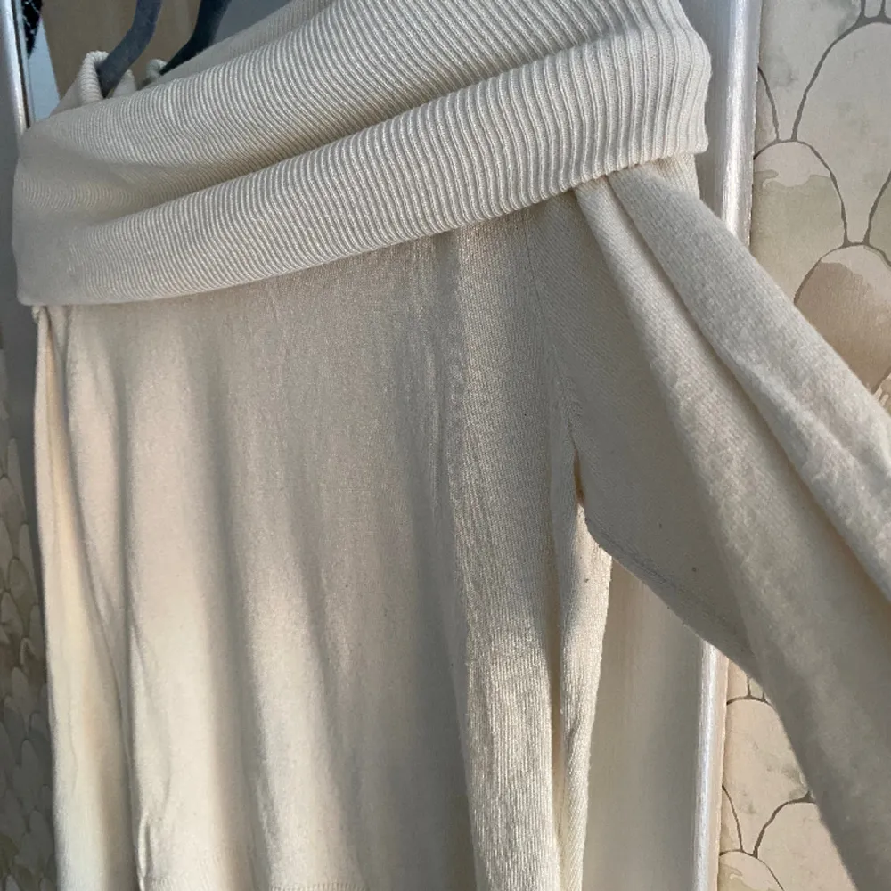 Beige/vit stickad off shoulder tröja som jag använt fåtal gånger, den är såklart tvättad💕💕. Tröjor & Koftor.