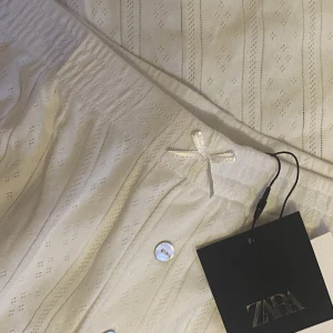 Gulligt pjamas set 💕 - Ett jätte fint pjamas sett från Zara med lapparna kvar och i helt ny skick, shorts och ett linne💕 Skriv till mig om du har frågor! 💕 