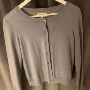 Kofta - Säljer denna jätte fina koftan i en ljusblå färg och sjukt skönt material som tyvärr ej kommer till använding💓