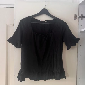 så söt odd molly topp - så flowig och söt, säljer verkligen endast för att jag inte passar i svart💔