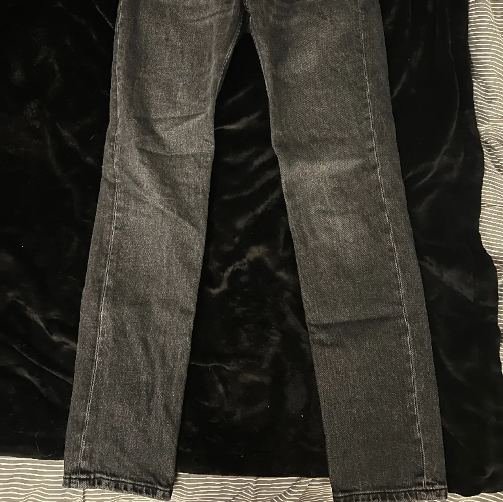 Säljer mina oanvända jeans från Gina tricot, de är mörkgråa och raka 💓. Jeans & Byxor.