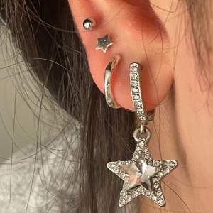 Säljer dessa stjärn örhängen för att de it har kommit till användning!⭐️ OBS! gäller bara de allra första örhängena inte de tre andra!⭐️