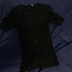 Säljer denna svarta tröja från Lindex i strl 170/14år. Använd några gånger under sommarn. Jätte fin vid ärmarna. Hör av dig vid frågor💞