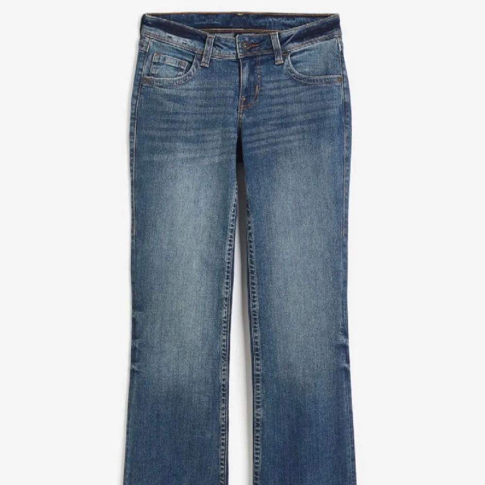 Low Waits Jeans från Hm! Har ett mindre håll längst ner på benet (bild 3)  I övrigt bra skick då de knappt har används, säljes då de är för stora för mig.  Slutsålda på hemsidan där nypris är 250kr . Jeans & Byxor.