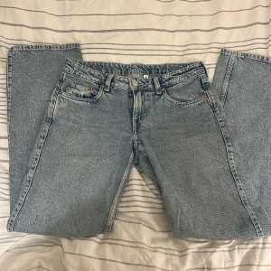 Weekday Arrow Jeans  - Weekday jeans i modellen ”Arrow”. Lågmidjade och raka. De är i bra skick! 