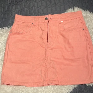 Rosa jeanskjol  - Rosa jeanskjol kort Storlek 40 från Gina Tricot  Används inte längre och säljes för 100kr+fraktpris 