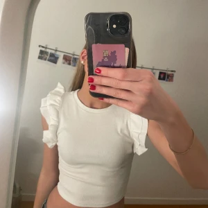 Topp med volang - Vit topp med volang från zara