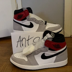 Nya oanvända Jordan 1 smoke grey - Slutsålda - Hej.  Jag säljer dessa Jordan 1 high smoke grey, inköpta på footlocker.se för 3.5 år sedan.  Alla par är helt oanvända, storlekarna som finns : 40.5/41/42/42.5/43 Ett par kostar 2300 styck, billigare vid köp av flera.  Kan mötas i Örebro eller frakta. 