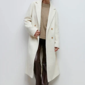 Vit kappa - Vit kappa som är köpt på Gina Tricot förra året. Använd 2 gånger. Storlek XS men upplever den ganska stor i storleken. (Mittenbilden är lånad)🤍