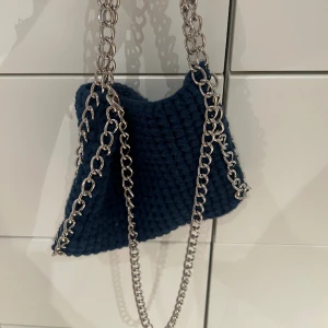 Virkad väska  - Superfin virkad väska, köp på Plick av en tjej men har endast använt den här under en dag🙌🏼okalart vilket pris så kom med förlag🤍