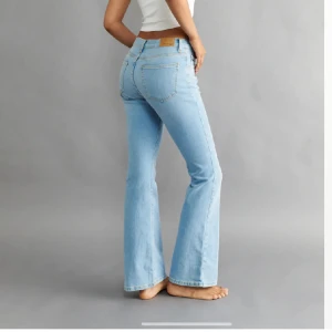 Low flare jeans  - Low flare jeans i storlek 38, toppen skick och använda två gånger då dom är lite korta på mig som är 1,69 med långa ben  💕slutsålda på hemsidan 