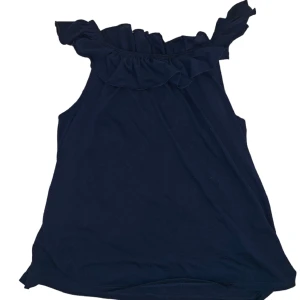 Volang/off shoulder linne  - Jättefint linne med volang som går att bära både off shoulder och vanligt. Storlek 158-164 men passar även xs/s  🫶🏼