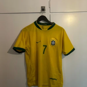 Nike brazil fotbolls tröja - Size M  Använd men i fint skick 