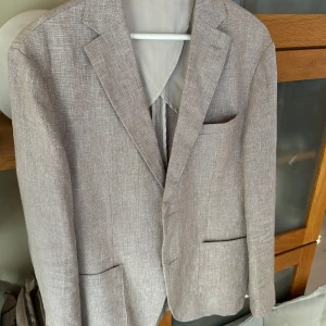 John Henric linnekavaj - Tjena!  Denna linnekavaj är använd två gånger och är helt i nyskick. Den är köpt förra året men har endast hängt i garderoben. I dagsläget säljs den på  hemsidan för 1189. Sitter perfekt på mig som är 188 cm. Hör av er vid funderingar!