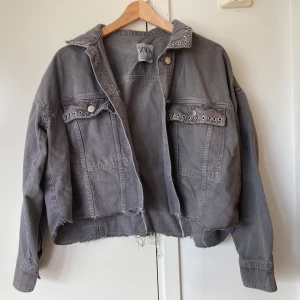 Jacka zara - Grå jacka från zara, använd ett fåtal gånger, storlek xs.