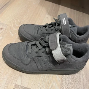 🔥Adidas Forum 38🔥 - Jätte snygga adidas forum sneakers perfekta till hösten. Säljer pga att dem är för stora. Inga tecken på användning bara lite grus under🙏🏻
