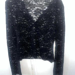 Lace top Ginatricot intresse koll  - Vill kolla om någon vill köpa denna Lace top från Gina helt oanvänd med lappar på den är i m men sitter som en s   Slutsåld på ginatricot 