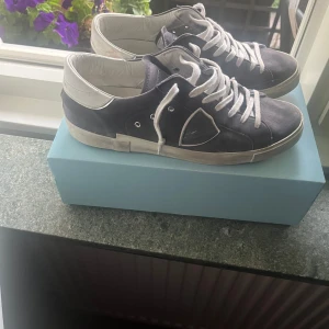 Philippe Model  - Tjena! Säljer nu mina feta Philippe model skor.| Dessa är svåra att få tag i och dem är i hel mocka|| Skicket är 9,5/10, lite smuts|| som kommer att tvättas innan köp. Storlek 43 passar 44 Först till kvarn☺️ MVH Desjoh1