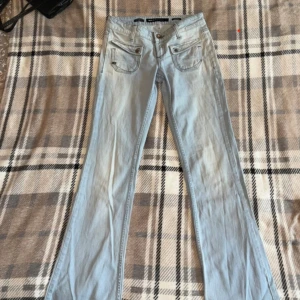 Låga jeans - Säljer dessa jeans med riktigt låg midja, de är från miss sixty. De är för långa på mig som är 160. Passar xs och s