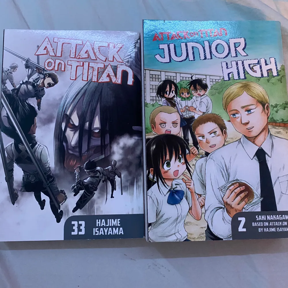 de mesta kostar 65kr st och 2 för 110kr🫶 death note och aot junior high kostar 110kr st :) alla är olästa och i bra skick, mesta är ifrån sci-fi bokhandeln💕 postern som medföljer i seraph of the end har ja tyvärr tagit ut :(  pris kan diskuteras🫶. Övrigt.