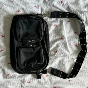 Väska gina - Säljer denna väskan som är ifrån gina tricot som är oanvänd alltså nyskick. Säljs ej längre