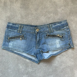 Jeansshorts💕 - Jag säljer de här skit snygga lågmidjade jeansshortsen som tyvärr är förstor. 