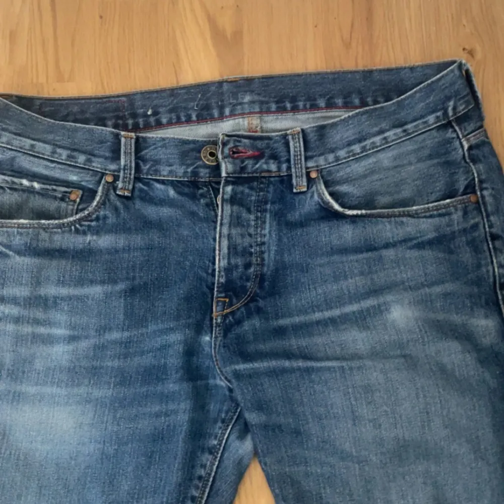 Skit snygga jeans, passar 180 och har slitningar fram. Passar bra och slim. Jeans & Byxor.