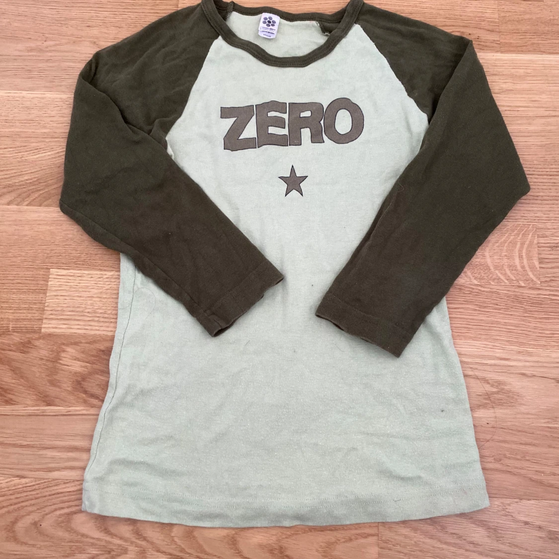 Grön långärmad tröja med texten ZERO - 90