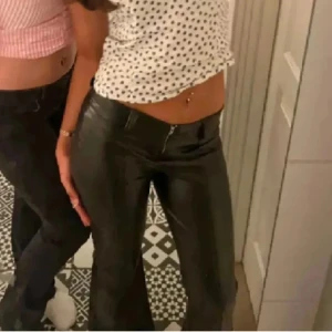 Skinnbyxor - Slöjder dessa trendiga skinnbyxor💗 Knappt använda 