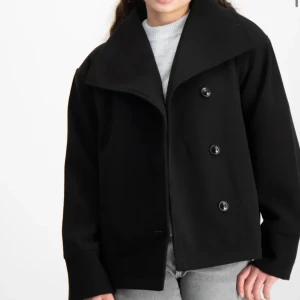 Kappa  - Kort kappa från Gina Tricot i svart, helt ny med prislapp. Nypris 599kr 