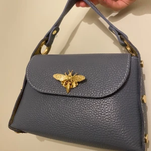Fin väska!🩵 - Blå väska med fjäril på🦋 Gillar den väldigt mycket men kommer tyvär inte till andvändning.