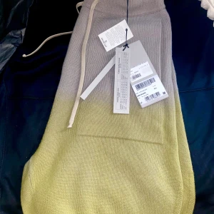 MONCLER X RICK OWENS LONG BOXERS - gradient-effect cashmere shorts . Receipts from the store can be sent by e-mail if wanted by customer. Link Below to Retail Price :   https://www.farfetch.com/fr/shopping/men/designer-moncler-x-rick-owens/items.aspx