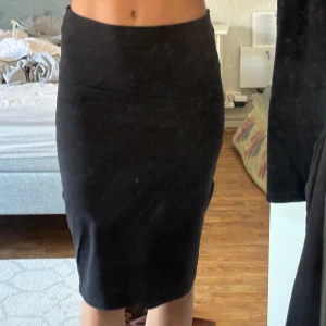 Svart kjol  - Svart kjol från Kosovo men använt 2 gånger. Står ingen storlek men jag gissar på S. Den är stretchig däremot så den kommer passa någon med bredare höfter 
