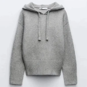 Stickad hoodie  - Säljer denna slutsålda hoodien från Zara i storlek S. Jättefint skick, använd fåtal gånger💕