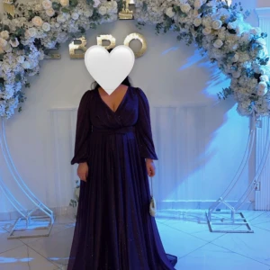 Festklänning  - Festklänning som är ljus lilla i klittrigt tyg. Som ny jätte skön material på . Pris kan diskuteras vid snabb affär.