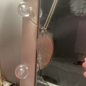 Långt silver halsband 💕 - Säljer detta långa silvriga halsband då jag bytt till guld! Supersnyggt och bra skick!!