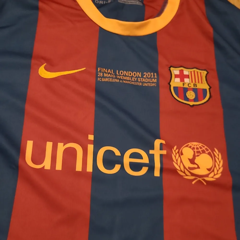 Fc barcelona tröja från champions league finalen 2011 med messi på ryggen. Är i fin skick och perfekt för sommaren! . T-shirts.