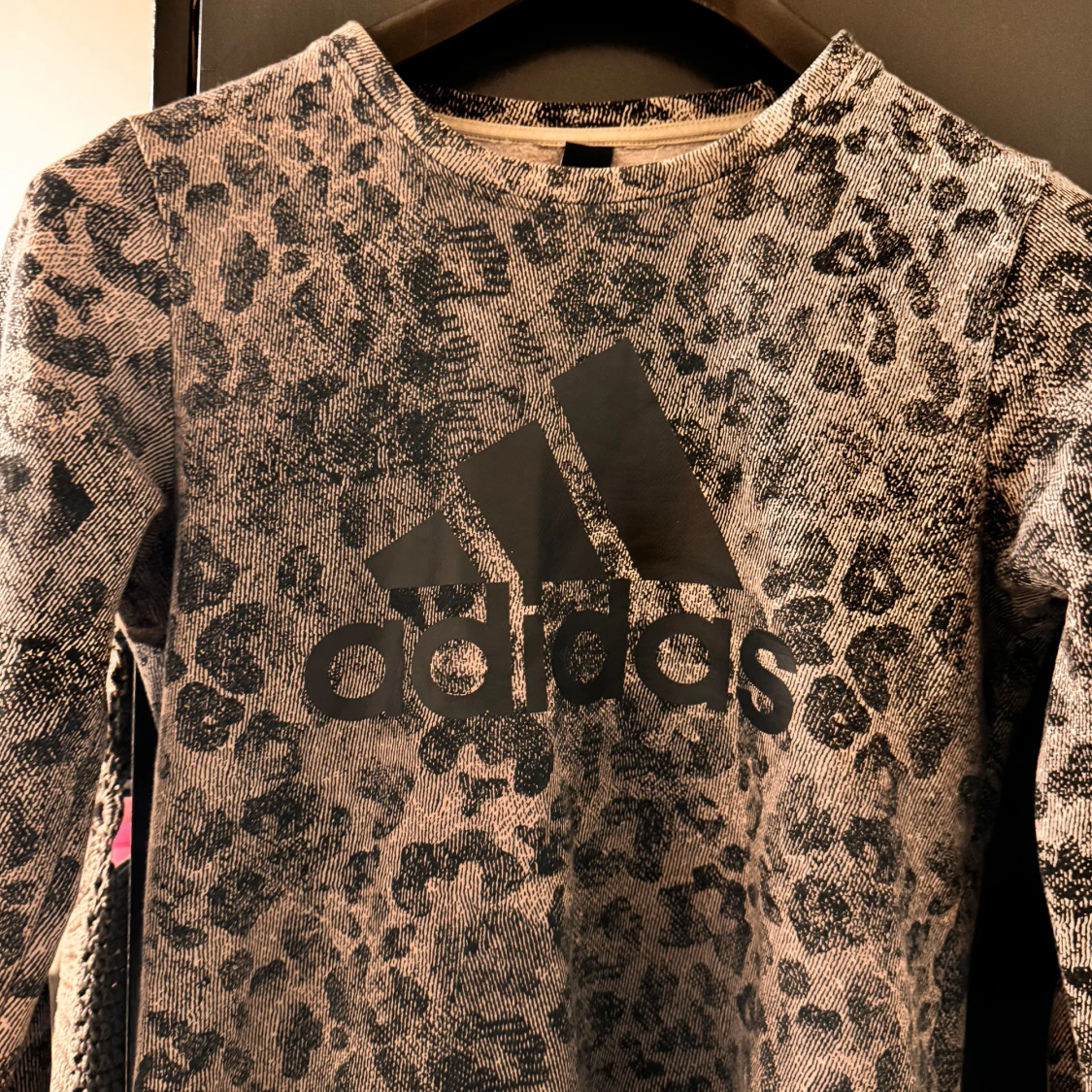 Grå leopardmönstrad tröja från Adidas