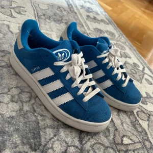 Adidas campus  - Blåa adidas campus i storlek 38, bra skick! 