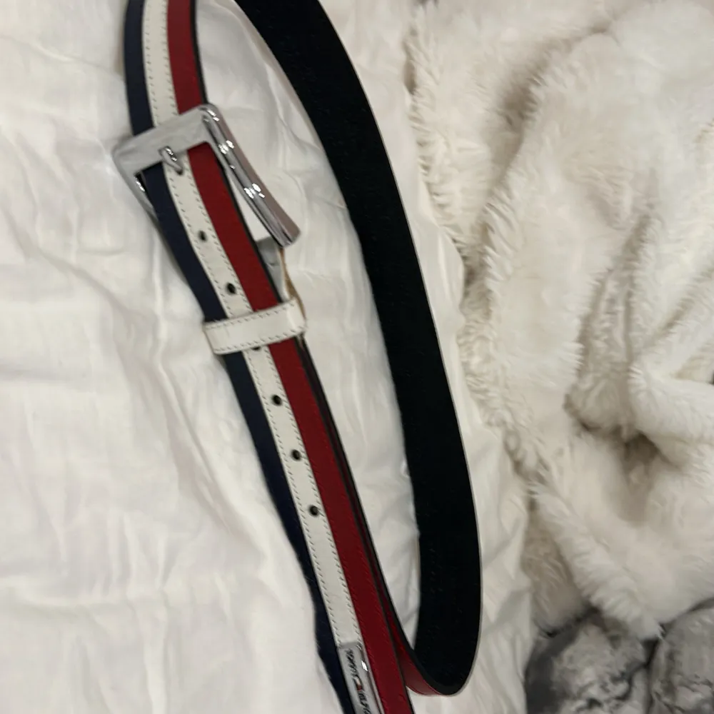 En Tommy hilfiger bälte i toppskick. Passar med mycket och är knappt använt. Skriv priv vid köp elr frågor. Pris KAN diskuteras.. Asusteet.