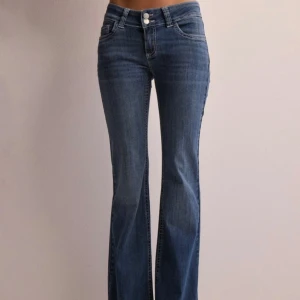 Lågmidjade jeans - As snygga lågmidjade jeans ifrån nelly i storlek 36, helt i nyskick! 