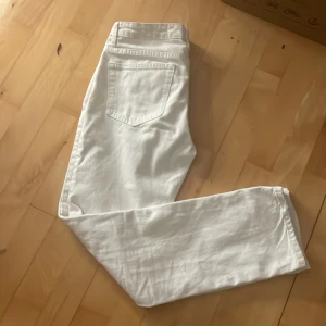 Vita jeans från Weekday  - Säljer vita jeans från Weekday med passformer straight, inte mycket slitage alls ser typ nya ut, inga fläckar.