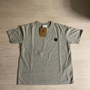 burberry t shirt - Alla taggar finns aldrig använd tvär fett💯priset går o diskutera 