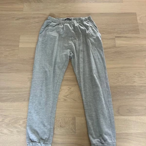 Gråa mjukisbyxor  - Gråa mjukisbyxor från Lager 157, mycket bra skick & Storlek S