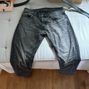 Pepe jeans  - Jeans från märket pepe jeans. Jeansen sitter relaxed och är i storleken 32/32. Grymt skick då jag knappt använt dom. Hör av dig om du har frågor. 